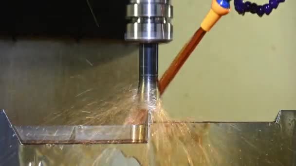 Die Cnc Fräsmaschine Schneidet Die Werkzeugteile Ölkühlmittelverfahren Grob Der Werkzeug — Stockvideo