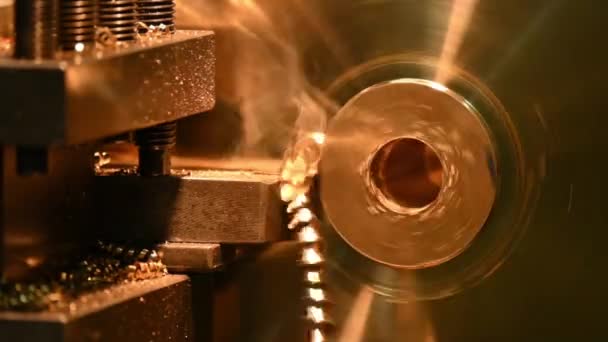 遅い動きのシーン旋盤機械の終わりは旋盤用具によって真鍮の部品を切りました 機械を回すことによる金属加工プロセス — ストック動画