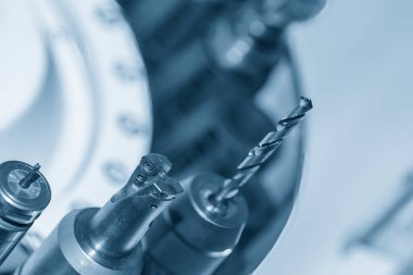 Makine merkezinin alet şarjöründeki matkap ve indekslenebilir araç. CNC değirmen makinesindeki otomatik geçiş ücreti, ATC işletim konsepti.