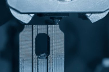 Üç boyutlu yazıcı makinesinin katkı maddesi üretimini kapat. Hızlı prototip yöntemi ile yüksek teknoloji üretim süreci. 