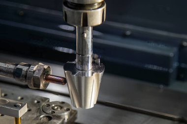 Batık EDM makinesi operasyonu. 4 eksenli EDM makinesinin kalıp ve ölüm üretim konsepti.