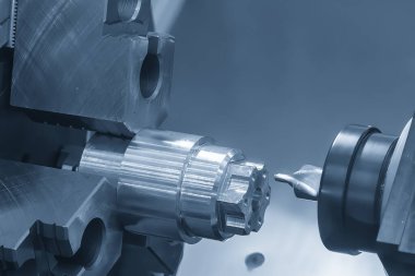 CNC Torna Makinesi, metal şaft parçalarını değirmen mili ile kesiyor. CNC dönüşüm makinesiyle çalışan yüksek teknoloji metali.