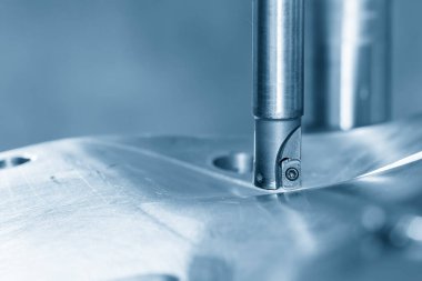 CNC değirmen makinesi, enjeksiyon küf parçalarını indekslenebilir araçlarla kesiyor. Kalıplar ve ölüm üretim süreci, son değirmen araçları ile makine merkezi tarafından.