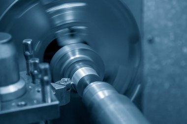 Torna makinesinin, metal tüpleri kestiği sahneyi kapatın. Makineyi döndürerek metal işleme süreci.