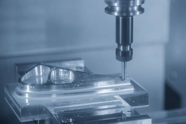 CNC değirmen makinesi, küf parçalarını sert top değirmeni aletleriyle kesiyor. Kalıplar, sert top değirmeni ile makine merkeziyle kesme işlemi yapıyor.