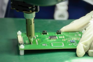 Kauçuk parmaklıklı lehimleme operasyonunu kapatın. Beceri operatörüne göre onarım devresi.