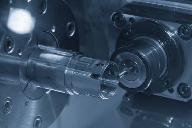 Çoklu görev CNC torna makinesi metal silindirik parçaları değirmen mili ile kesiyor. Yüksek teknolojili metal, çoklu görev İsviçre tipi makineyle çalışıyor..