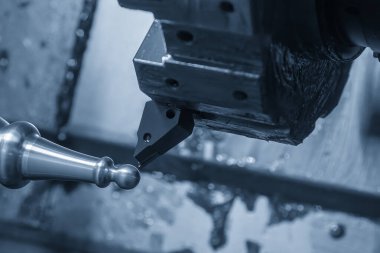 CNC torna makinesi metal şaft parçalarını kesiyor. CNC dönüşüm makinesinin yüksek teknolojili metal işlemesi .