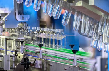 Soyut sahne yüksek teknolojili içme suyu üretim süreci. Taşıma bandındaki boş içme suyu şişelerini doldurmak için.. 