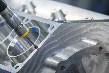 Alüminyum silindir blok parçalarını ölçen çok eksenli CMM makinesi. Çoklu eksen CMM makinesi ile otomotiv parçalarının kalite kontrolü