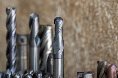 Kullanılmış katı kaplama değirmeninin yakın çekim sahne grubu. Makine merkezi için kesme aracı.