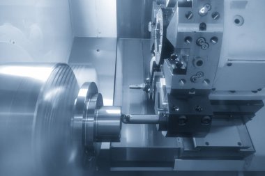 CNC torna makinesi metal şaft parçalarını kesiyordu. CNC dönüşüm makinesinin yüksek teknolojili metal işlemesi .