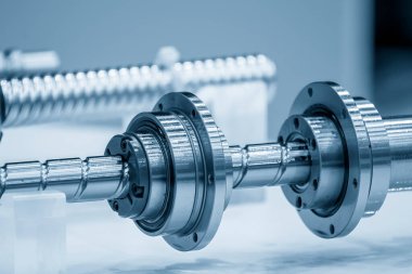 Yakın çekim sahnesi, yedek parça kurşun top vidası seti. Yüksek duyarlı CNC makine parçası üretim konsepti.