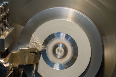 Kapanış sahnesi torna makinesi torna tezgahlarıyla metal parçaları kesiyor. Makineyi döndürerek metal işleme süreci.