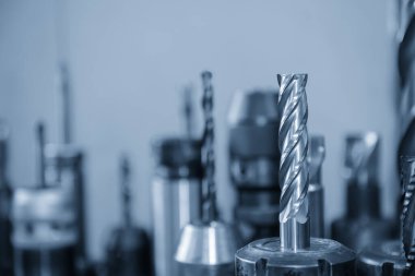 Kullanılmış düz veya kare şeklindeki değirmen araçlarının yakın çekim sahnesi. Makine merkezi için kesme aracı.