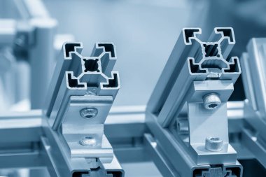 Alüminyum profil ekstrüzyon parçalarından yapılmış modüler yapı. Profil ekstrüzyonuyla materyal üretim süreci.