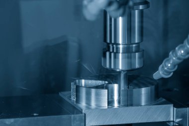 CNC değirmen makinesi düz uçlu değirmen aletleriyle alüminyum kaplamayı kaba bir şekilde kesiyor. Kalıplar ve ölüm üretim süreci, son değirmen araçları ile makine merkezi tarafından.