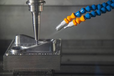 CNC değirmen makinesi, küf parçalarını sert top değirmeni aletleriyle kesiyor. Kalıplar, sert top değirmeni ile makine merkeziyle kesme işlemi yapıyor.