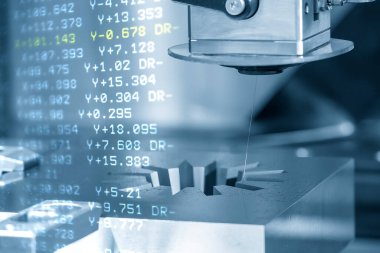 Kablo EDM makinesinin küf yerleştirme parçalarını ve G-kod veri arkaplanını kestiği soyut sahne. Zar atma işlemi CNC programı tarafından kablo kesme makine kontrolü ile kesme işlemi.