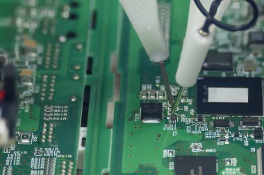 Yüksek hızlı otomatik robot sistemiyle PCB panosu kontrol işlemi. Robotik sistem tarafından yüksek teknolojili elektronik bileşen üretim süreci. 