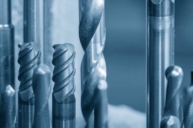 Kullanılmış katı kaplama değirmeninin yakın çekim sahne grubu. Makine merkezi için kesme aracı.