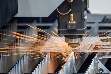 Fiber lazer kesme makinesi parlak ışıkla metal plakayı kesti. Lazer kesme makinesinin yüksek teknoloji metal üretim süreci.. 
