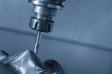 CNC değirmen makinesi, küf parçalarını sert top değirmeni aletleriyle kesiyor. Kalıplar, sert top değirmeni ile makine merkeziyle kesme işlemi yapıyor.