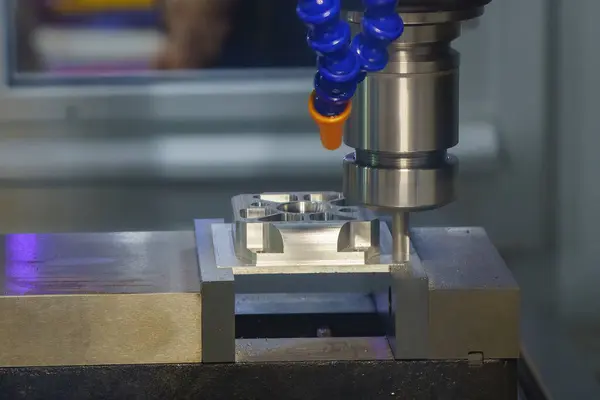 Die Cnc Fräsmaschine Schneidet Das Aluminiumgehäuse Mit Einem Flachfräswerkzeug Grob lizenzfreie Stockbilder