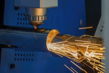 Sahneyi kapatın, fiber lazer kesme makinesi paslanmaz çelik tüpü ve parlak ışığı kesti. Lazer kesme makinesinin yüksek teknoloji metal üretim süreci.. 