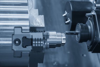 CNC torna makinesi metal şaft parçalarını kesmiş. CNC dönüşüm makinesiyle çalışan yüksek teknoloji metali.