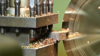 Torna makinesi sahnesini tamamlar pirinç parçaları torna araçları ile kesilir. Makineyi döndürerek metal işleme süreci.