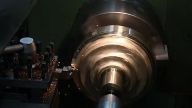Ağır çekim sahnesi Torna makinesi pirinç maddi parçaları kaba kesti. Makineyi döndürerek metal işleme süreci.