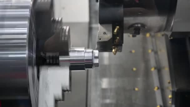 金属シャフト部品を切断するCnc旋盤機械 Cnc旋削機によるハイテク金属加工 — ストック動画