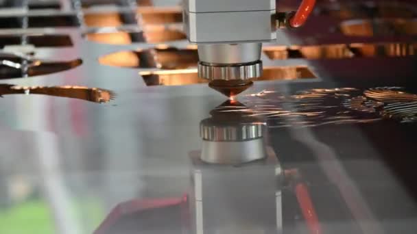 Das Hochtechnologische Verfahren Der Blechbearbeitung Mittels Laserschneidmaschine Die Faserlaser Schneidemaschine — Stockvideo