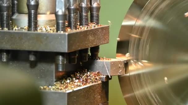 パンのシーン旋盤機械の終わりは旋盤用具によって真鍮の部品を切りました 機械を回すことによる金属加工プロセス — ストック動画