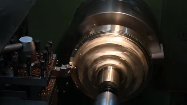 遅い動きのシーン 旋盤機械荒いは真鍮材料の部品を切りました 機械を回すことによる金属加工プロセス — ストック動画