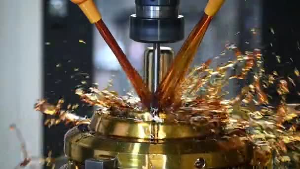オイルクーラント方式でシェル金型部品を切断するCncフライス盤のスローモーションシーン 固体ボールエンドミルツールによる加工センターによる金型 金型製造工程 — ストック動画