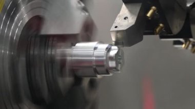 CNC torna makinesi metal şaft parçalarını kesiyor. CNC dönüşüm makinesinin yüksek teknolojili metal işlemesi .