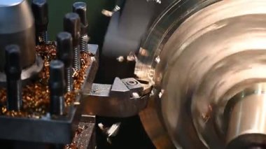 Ağır çekim sahnesi, pirinç parçalarını torna makinesiyle kes. Makineyi döndürerek metal işleme süreci.