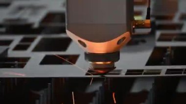 Fiber lazer kesme makinesi parlak ışıkla metal plakayı kesti. Lazer kesme makinesinin yüksek teknoloji metal üretim süreci.. 