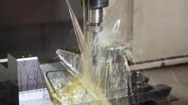 CNC değirmen makinesi, katı top değirmeni araçlarıyla kalıpları yağ soğutucu metoduyla kesiyor. CNC makine merkezi tarafından üretilen kalıp ve ölüm süreci.