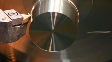 Kapanış sahnesi torna makinesi torna tezgahı ile pirinç parçaları kesti. Makineyi döndürerek metal işleme süreci.