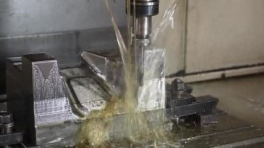 CNC değirmen makinesi, lastik kalıplarını yağ soğutma metoduyla kesiyor. Kalıplar ve ölenler, makine merkezi tarafından katı top son değirmeni araçlarıyla üretiliyor..