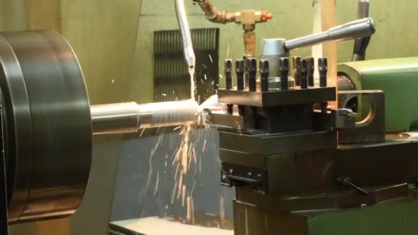 パンシーン 旋盤機の終わりは液体冷却剤方法が付いている金属シャフトの部品を切りました 機械を回すことによる金属加工プロセス — ストック動画