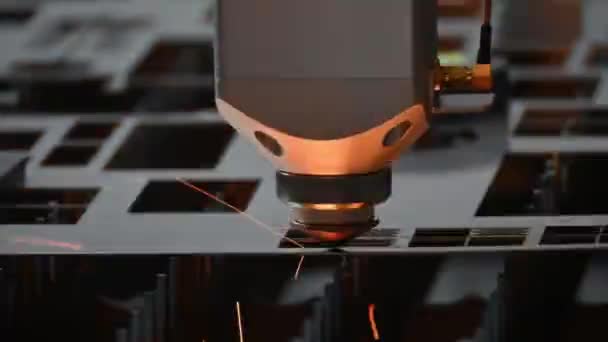 Fiberlaserskæremaskinen Skærer Metalpladen Med Det Funklende Lys Den Højteknologiske Pladefremstillingsproces – Stock-video