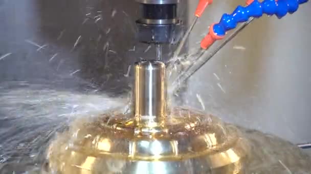 Die Cnc Fräsmaschine Schneidet Die Schalenteile Ölkühlmittelverfahren Werkzeug Und Formenbau — Stockvideo