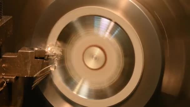 閉じるシーン 旋盤機械の終わりは旋盤用具によって金属の部品を切りました 機械を回すことによる金属加工プロセス — ストック動画
