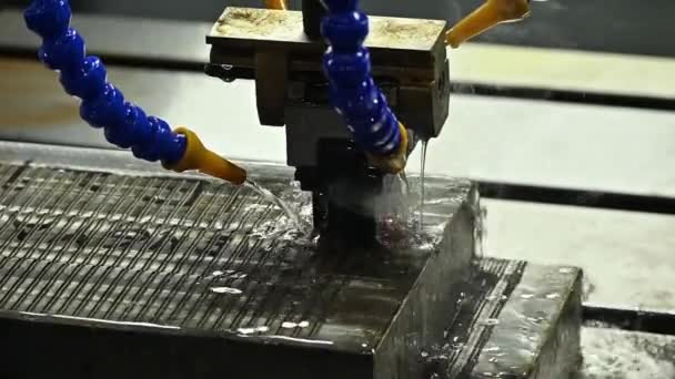 采用石墨电极对Edm机床工作过程进行慢动作模拟 电极卸料机模具制造工艺研究 — 图库视频影像