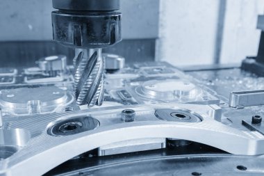 CNC değirmen makinası, otomotiv parçalarını katı uçlu değirmen araçlarıyla kesiyor. Kalıplar ve ölüm üretim süreci, son değirmen araçları ile makine merkezi tarafından.