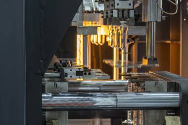 Küf makinesiyle içme suyu üretme işlemi. Plastik şişe üfleme makinesi operasyonu..